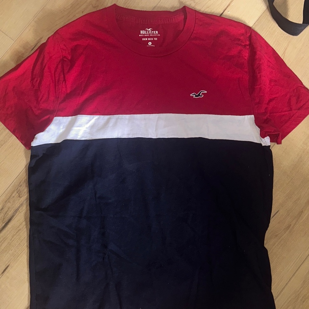 Hollister Men's Red, White, and Black Tee